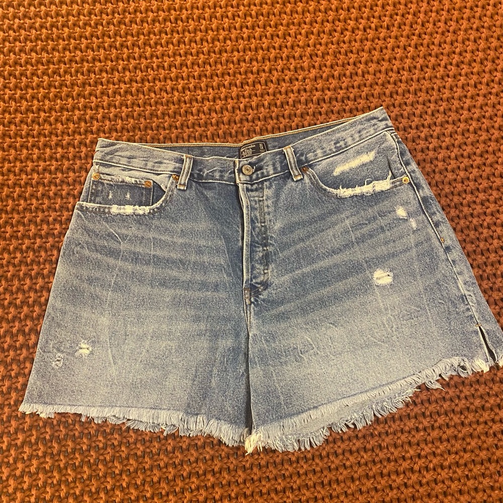 Abercrombie & Fitch High Rise 4” mom shorts